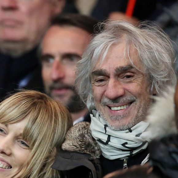 Mariage - Louis Bertignac et Laetitia Brichet se sont mariés le 24 juillet - Naissance - Louis Bertignac est papa d'un petit garçon prénommé Jack - Louis Bertignac et sa compagne Laeticia - People au quart de finale de la Coupe de France de football entre le PSG et l'AS Monaco (2-0) au Parc des Princes à Paris le 4 mars 2015. 