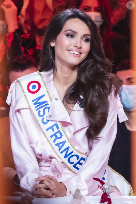 Exclusif - Diane Leyre (Miss France 2022) - Pendant l'émission TPMP (Touche Pas à Mon Poste) présentée en direct par C.Hanouna le 13/12/21 en direct sur C8, Paris le 13 décembre 2021. © Jack Tribeca / Bestimage