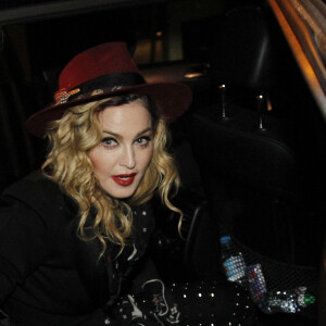 Madonna de sortie avec ses enfants Rocco et Mercy dans les rues de Barcelone, le 23 novembre 2015.