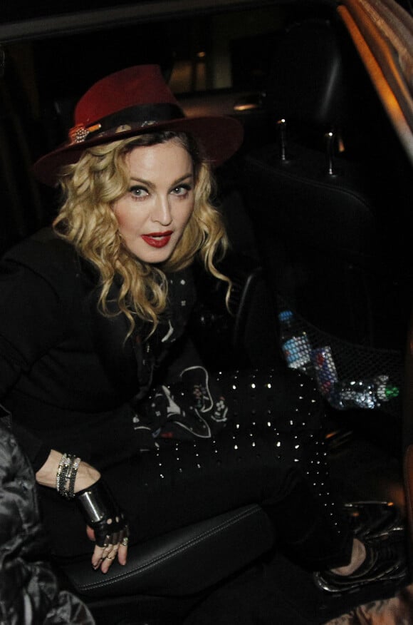 Madonna de sortie avec ses enfants Rocco et Mercy dans les rues de Barcelone, le 23 novembre 2015.