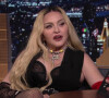 Madonna sur le plateau de l'émission "The Tonight Show starring Jimmy Fallon". Lors du Late Show de Jimmy Kimmel, vendredi 8 octobre 2021, Madonna a expliqué qu'elle avait refusé plusieurs rôles au cinéma et qu'elle écrivait une autobiographie. 