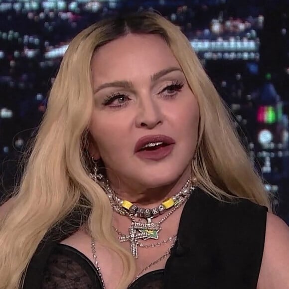 Madonna sur le plateau de l'émission "The Tonight Show starring Jimmy Fallon". Lors du Late Show de Jimmy Kimmel, vendredi 8 octobre 2021, Madonna a expliqué qu'elle avait refusé plusieurs rôles au cinéma et qu'elle écrivait une autobiographie. 