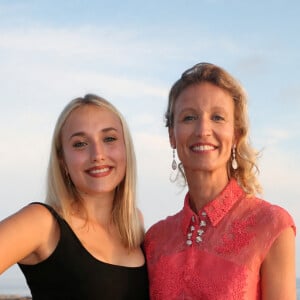 Exclusif - Alexandra Lamy et sa fille Chloé Jouannet - 6ème gala annuel de l'unité d'Antibes Juan les Pins, Vallauris, Golfe Juan, de la Croix Rouge française dans le cadre du prestigieux hôtel Eden Roc au Cap d'Antibes, le 2 juin 2018. © Franck Fernandes / Nice Matin / Bestimage 