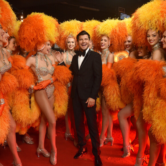 Exclusif - Vincent Niclo et les danseuses du Moulin Rouge - Backstage - Enregistrement de l'émission "300 Choeurs chantent pour les fêtes", diffusée le 22 décembre à 21h05 sur France 3.