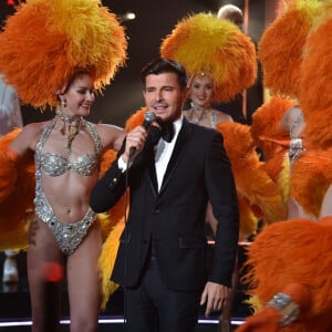 Exclusif - Vincent Niclo et les danseuses du Moulin Rouge - Enregistrement de l'émission "300 Choeurs chantent pour les fêtes", diffusée le 22 décembre à 21h05 sur France 3.