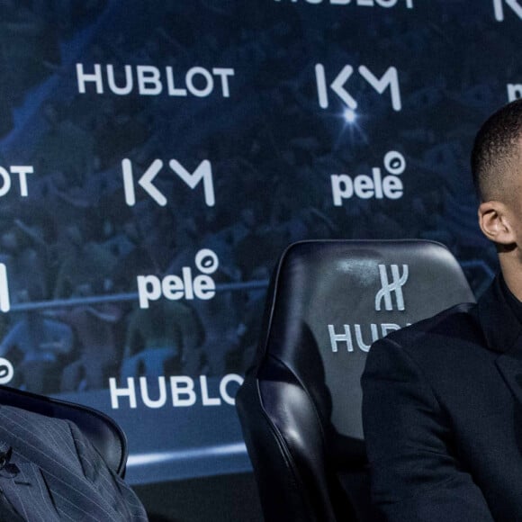 L'ancien footballeur international brésilien, Pelé (Edson Arantes do Nascimento) et le footballeur international français qui évolue au poste d'attaquant au Paris Saint-Germain (PSG), Kylian Mbappé, lors de la soirée organisé par l'horloger suisse Hublot "Hublot loves football" à l'hôtel Lutetia, dans le 6ème arrondissement de Paris, France, le 2 avril 2019. Pelé et Kylian Mbappé sont les ambassadeurs de la Maison Hublot. © Cyril Moreau/Bestimage