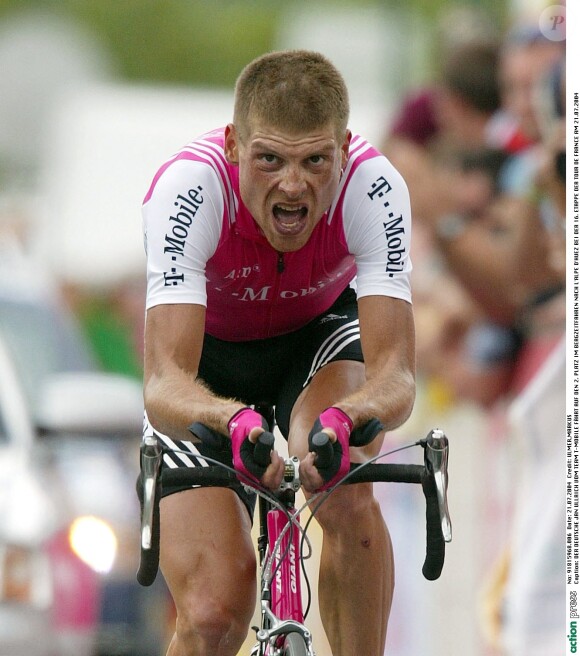 Archives - Jan Ullrich (équipe T-Mobile) lors de l'étape de l'Alpe d'Huez du Tour de France 2004