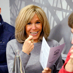 Brigitte Macron, la Première Dame française avec son duo Lucas, sportif handisport, au déjeuner du DuoDay à l'établissement médico-social ESAT Bastille - Les ailes déployées à Paris, France, le 18 janvier 2021. © Eric Tschaen/Pool/Bestimage 