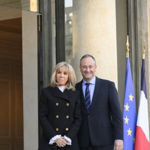 La Première Dame, Brigitte Macron reçoit le deuxième gentilhomme des États-Unis, Douglas Emhoff (mari de de K.Harris, la 49ème vice-présidente des États-Unis) au palais de l'Elysée à Paris, France, le 12 novembre 2021. © Eliot Blondet/Pool/Bestimage 