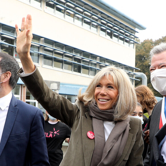 La Première Dame, Brigitte Macron, lors de sa visite au collège Amédée Dunois à Boissy-Saint-Léger, France, le 18 octobre 2021. © Dominique Jacovides/Bestimage 