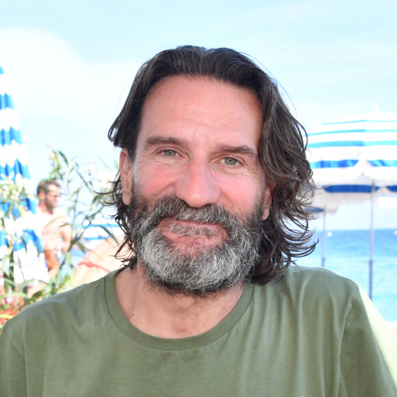 Frédéric Beigbeder lors d'une séance de dédicace de son livre "Bibliothèque de survie" en rencontre-dédicaces hors les murs sur la plage de l'hôtel Amour à Nice, France, le 2 juillet 2021. © Lionel Urman/Bestimage