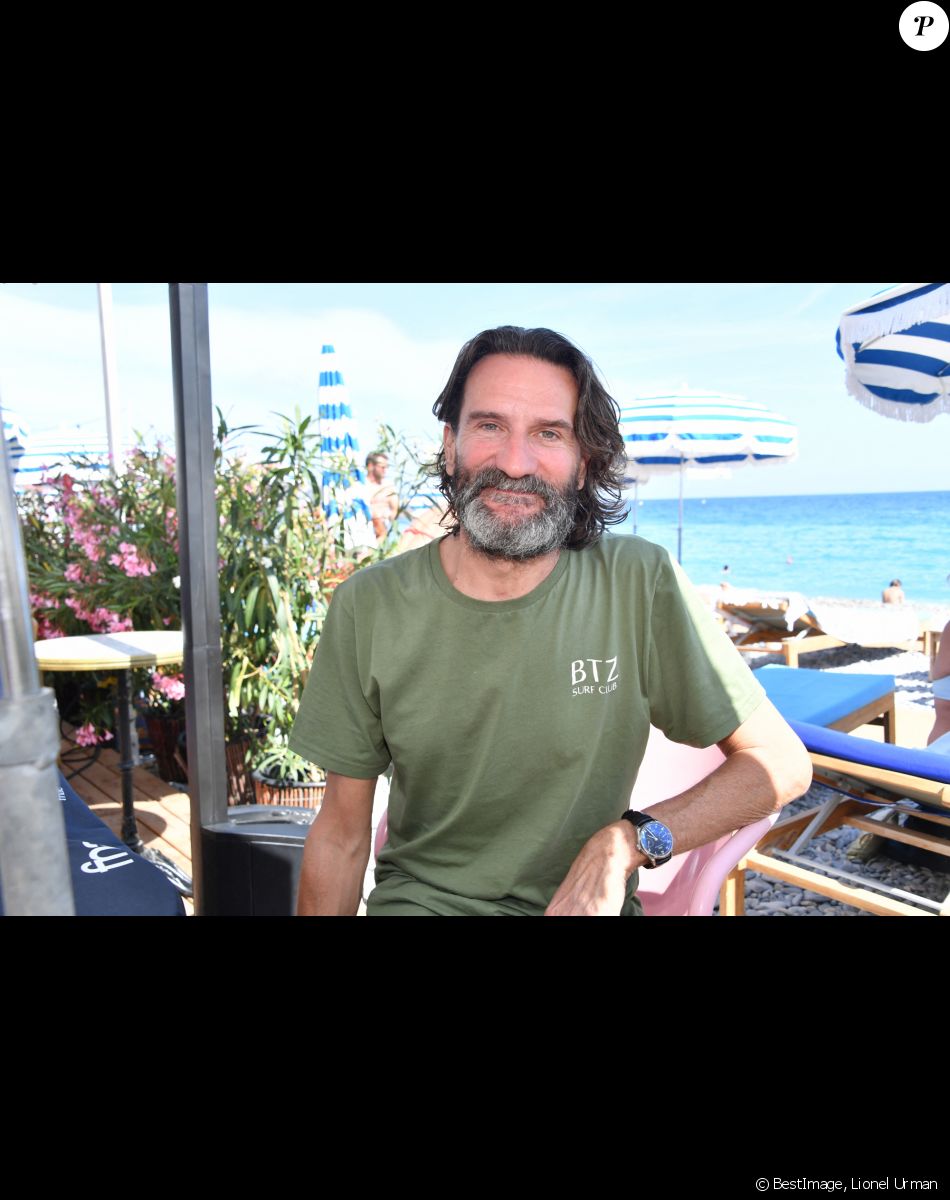 Frédéric Beigbeder lors d'une séance de dédicace de son livre "Bibliothèque de survie" en rencontre-dédicaces hors les murs sur la plage de l'hôtel Amour à Nice, France, le 2 juillet 2021. © Lionel Urman/Bestimage