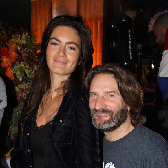 Frédéric Beigbeder et sa femme Lara Micheli - Les deux lauréats, P. Ducrozet et J. Zarca, se partagent le prix de Flore 2017 au Café de Flore à Paris, France, le 8 novembre 2017. © Philippe Baldini/Bestimage 