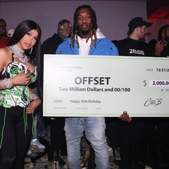 Cardi B a remis à son mari Offset un chèque de 2 millions de dollars pour son anniversaire, célébré à Sneakertopia LA. Los Angeles, le 21 décembre 2021.