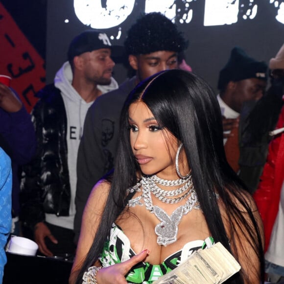 Cardi B assiste à la fête d'anniversaire de son mari Offset à Sneakertopia LA. Los Angeles, le 21 décembre 2021.