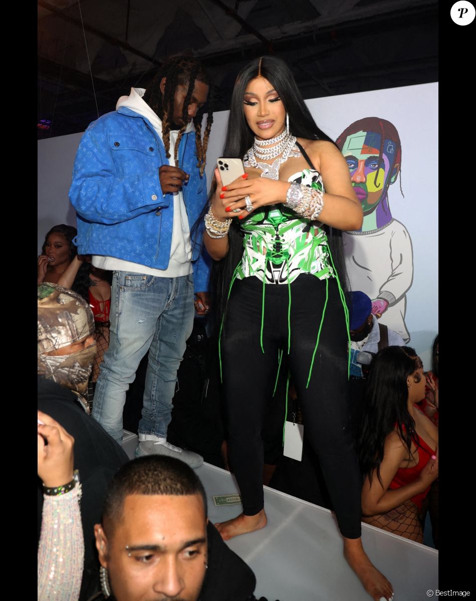 Cardi B assiste à la fête d'anniversaire de son mari Offset à Sneakertopia LA. Los Angeles, le 21 décembre 2021.