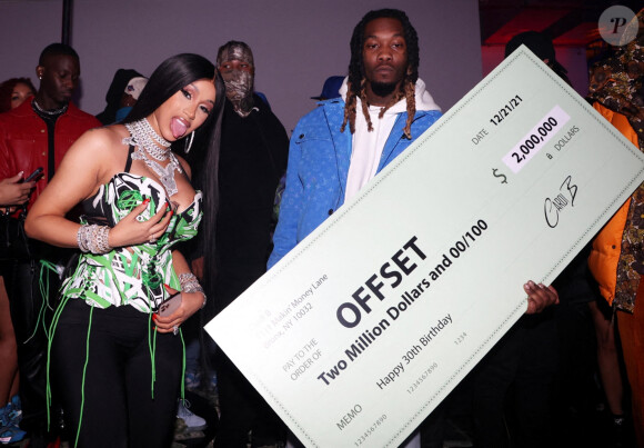 Cardi B a remis à son mari Offset un chèque de 2 millions de dollars pour son anniversaire, célébré à Sneakertopia LA. Los Angeles, le 21 décembre 2021.
