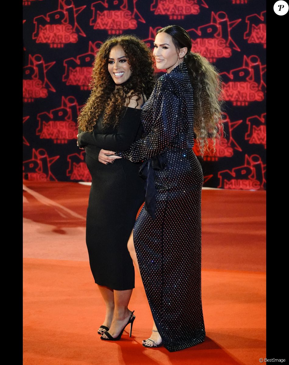 Amel Bent (enceinte), Vitaa lors de la 23ème édition des NRJ Music Awards 2021 au Palais des Festivals de Cannes, le 20 novembre 2021.