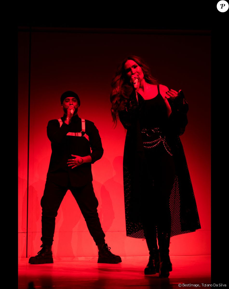 Exclusif - Vitaa et Slimane sur la scène de l'AccorHotels Arena à Paris pour leur tournée " Versus Tour" le 22 octobre 2021. © Tiziano Da Silva / Bestimage