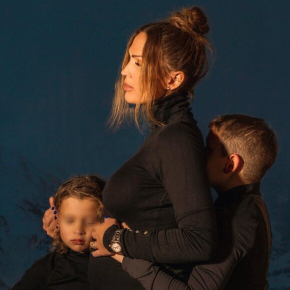 Vitaa a dévoilé pour la première fois son ventre rond sur Instagram le 24 décembre 2021, entourée de ses fils Adam et Liham. La chanteuse est enceinte de son troisième enfant.