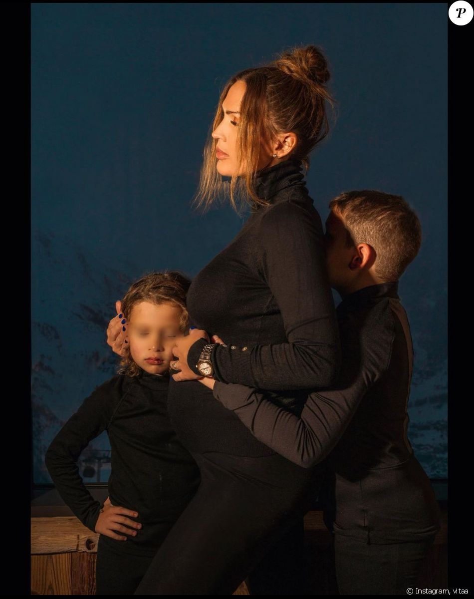 Vitaa a dévoilé pour la première fois son ventre rond sur Instagram le 24 décembre 2021, entourée de ses fils Adam et Liham. La chanteuse est enceinte de son troisième enfant.