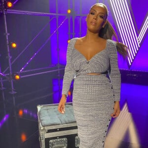 Amel Bent, enceinte, sur le plateau de l'émission The Voice. Décembre 2021.