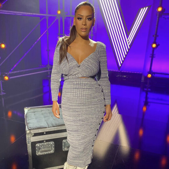 Amel Bent, enceinte, sur le plateau de l'émission The Voice. Décembre 2021.