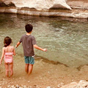 Arthur Essebag, ses enfants,  Aaron (12 ans), né de la relation passée entre Arthur et Caroline Nielsen et Manava (6 ans), fille de Mareva Galnater, sont en vacances à Oman. Décembre 2021.