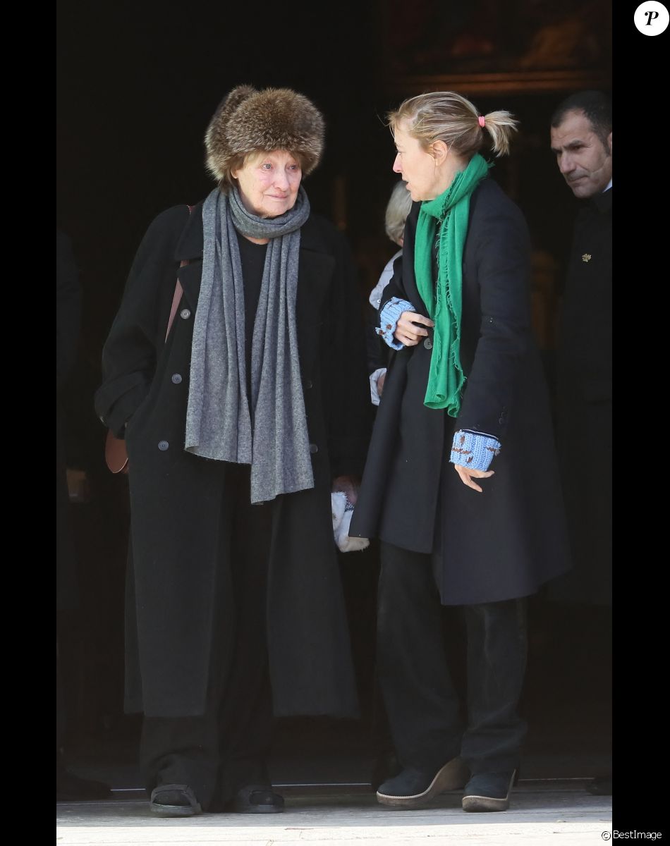 Marisa Borini et sa fille Valeria Bruni Tedeschi - Sorties des obsèques de Andrée Sarkozy (mère de N.Sarkozy), dite Dadue née Andrée Mallah, en l'église Saint-Jean-Baptiste à Neuilly-Sur-Seine. Le 18 décembre 2017
