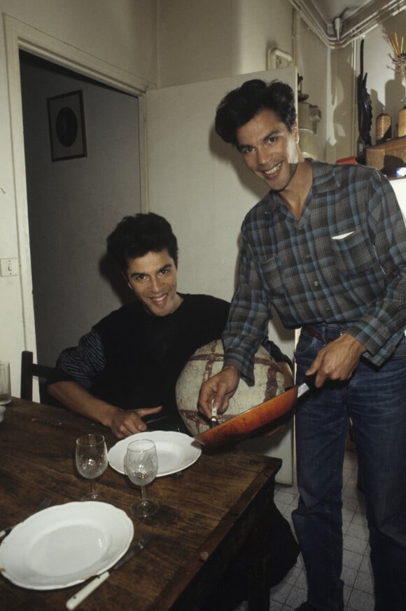 Archives - En France, à Paris, Igor et Grichka Bogdanoff chez eux le 4 juin 1984.