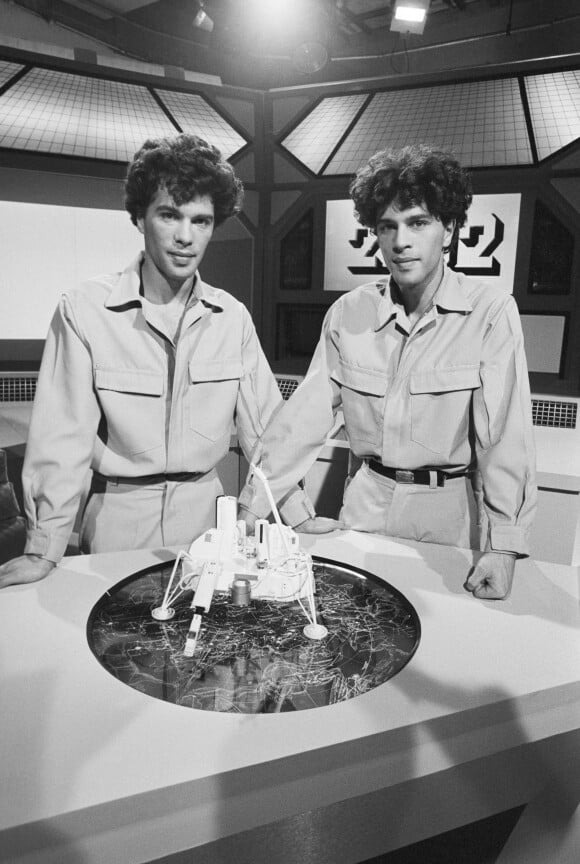 Archives - En France, à Paris, Igor et Grichka Bogdanoff sur le plateau de l'émission de l'Odyssee du Futur le 2 février 1982.