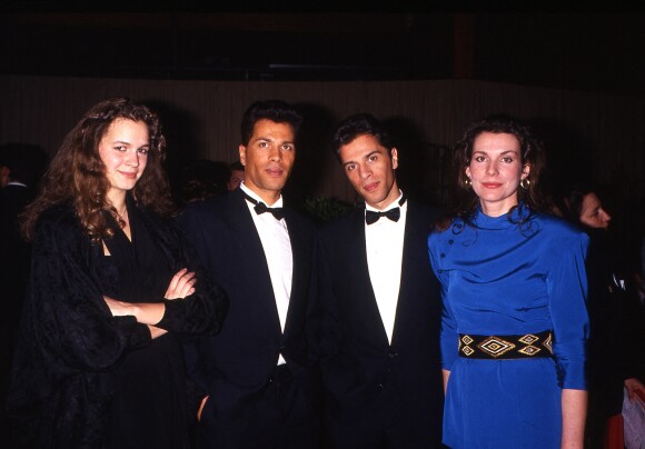 Archives - Igor et Grichka Bogdanoff avec leurs compagnes respectives lors d'une soirée parisienne en 1987 © Jean-Claude Woestelandt / Bestimage