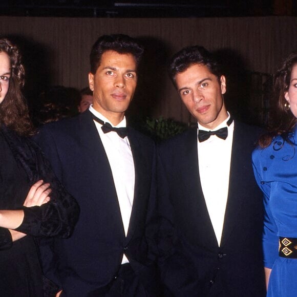 Archives - Igor et Grichka Bogdanoff avec leurs compagnes respectives lors d'une soirée parisienne en 1987 © Jean-Claude Woestelandt / Bestimage