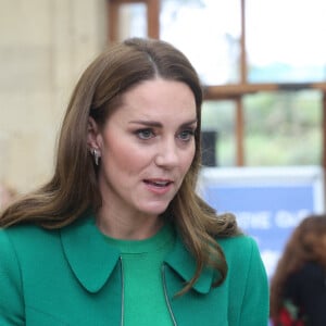 Le prince William, duc de Cambridge, et Kate Middleton, duchesse de Cambridge, entourés d'élèves de l'école Heathlands, lors d'une visite aux jardins botaniques royaux de Kew pour l'événement "Generation Earthshot" à Londres, le 13 octobre 2021. 