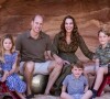Le couple royal a publié leur traditionnelle carte de voeux capturée lors d'un d'un voyage familial en Jordanie plus tôt en 2021.

