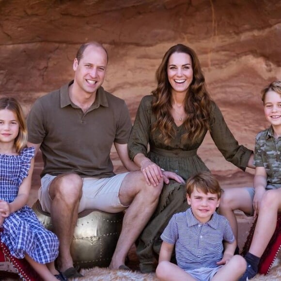 Le couple royal a publié leur traditionnelle carte de voeux capturée lors d'un d'un voyage familial en Jordanie plus tôt en 2021.
