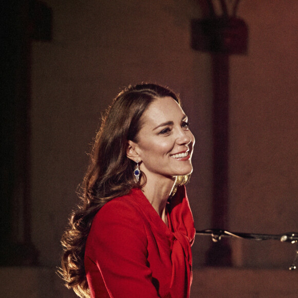 Kate Middleton, duchesse de Cambridge, accompagne au piano Tom Walker dans l'abbaye de Westminster, dans le cadre de l'enregistrement de l'émission "Together at Christmas", diffusée par ITV le soir du réveillon. Londres