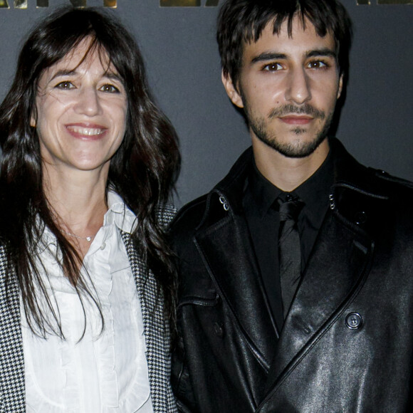Charlotte Gainsbourg et son fils Ben Attal - Photocall du défilé Saint Laurent collection Printemps-Eté 2022 lors de la fashion week à Paris, le 28 septembre 2021. © Olivier Borde/Bestimage 