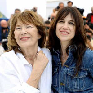 Jane Birkin (habillée en Celine), Charlotte Gainsbourg au photocall du film Jane par Charlotte (Cannes première) lors du 74ème festival international du film de Cannes le 8 juillet 2021 © Borde / Jacovides / Moreau / Bestimage 