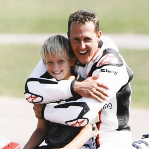 Michael et son fils Mick Schumacher sur une moto à Oschersleben en Allemagne.