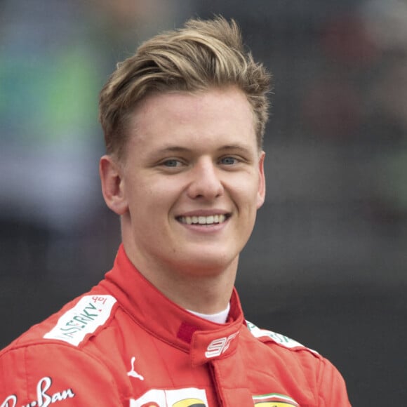 Mick Schumacher, fils de l'ancien pilote de F1 Michael Schumacher, a adressé un message touchant à son père.