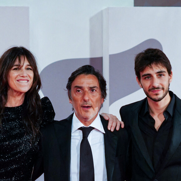 Charlotte Gainsbourg avec son mari Yvan Attal et son fils Ben Attal à la première de "Les Choses Humaines" au 78ème Festival International du Film de Venise (Mostra), le 9 septembre 2021.