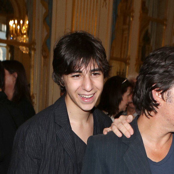 Yvan Attal avec son fils Ben, Charlotte Gainsbourg - Yvan Attal recoit les insignes de Chevalier de l'ordre national du Merite et profite de l'occasion pour demander publiquement en mariage Charlotte Gainsbourg au ministere de la culture a Paris le 19 juin 2013.