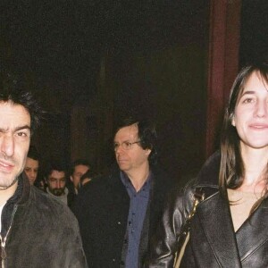 Yvan Attal et Charlotte Gainsbourg à l'Olympia, à Paris, en 2002. 