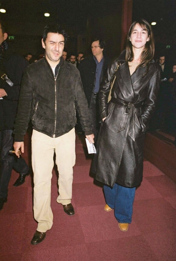 Yvan Attal et Charlotte Gainsbourg à l'Olympia, à Paris, en 2002. 