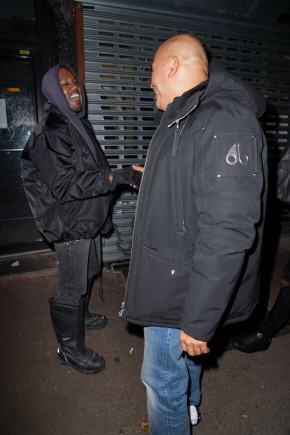 Kanye West et sa nouvelle compagne présumée Julia Fox quittent le restaurant "Carbone" à New York, le 4 janvier 2022.