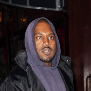 Kanye West et sa nouvelle compagne présumée Julia Fox quittent le restaurant "Carbone" à New York, le 4 janvier 2022.