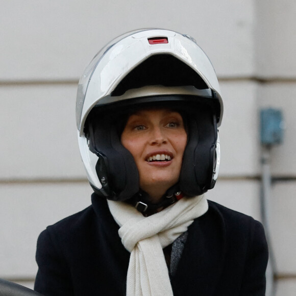 Laetitia Casta - Sortie de l'émission "Vivement Dimanche" au studio Gabriel à Paris, le 27 octobre 2021. © Christophe Clovis / Bestimage