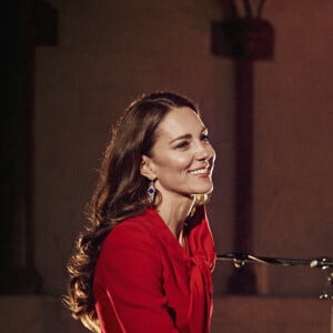 Info - Kate Middleton fête ses 40 ans le 9 janvier - Catherine (Kate) Middleton, duchesse de Cambridge, accompagne au piano Tom Walker, qui chante "For Those Who Can't Be Here", dans l'abbaye de Westminster, dans le cadre de l'enregistrement de l'émission "Together at Christmas", diffusée par ITV le soir du réveillon. Londres, le 23 décembre 2021.  The Duchess of Cambridge accompanies singer Tom Walker on the piano, during a performance of his song 'For Those Who Can't Be Here'. This was pre-recorded in the Chapter House at Westminster Abbey, the day before The Duchess' carol service and the performance features in Royal Carols: Together At Christmas, which was broadcast by ITV on Christmas Eve 2021. 