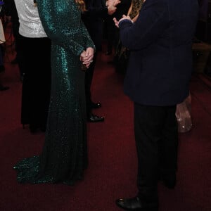 Le prince William, duc de Cambridge, et Kate Catherine Middleton, duchesse de Cambridge, au "Royal Variety Performance 2021" au Royal Albert Hall à Londres. Le 18 novembre 2021  The Duchess of Cambridge speaking to Elvis Costello after the Royal Variety Performance at the Royal Albert Hall, London. Picture date: Thursday November 18, 2021. 